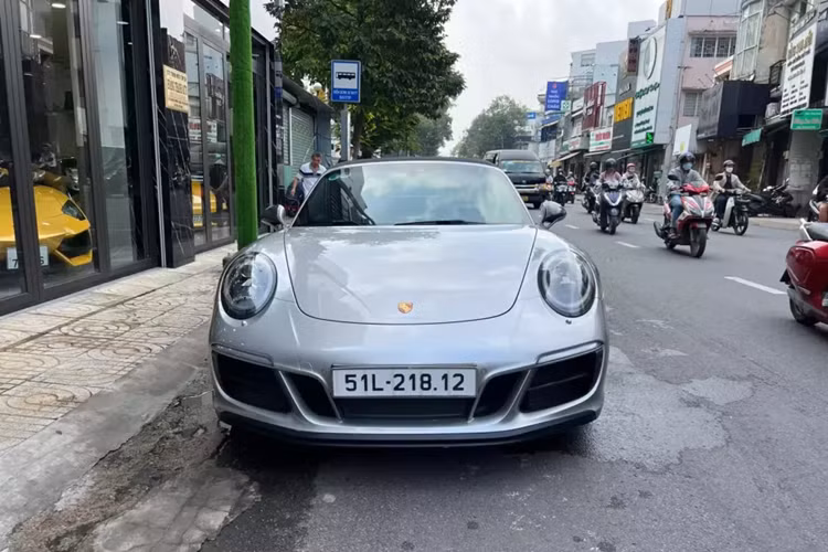 Trong số hàng trăm chiếc xe Porsche 911 tại Việt Nam, có khá đa dạng về phiên bản, đời xe và cả hàng độc nhất vô nhị, nhưng chúng đều có điểm chung không sớm thì muộn cũng sẽ về đội xe Porsche 911 của Đặng Lê Nguyên Vũ, Chủ tịch Trung Nguyên hay được biết đến nhiều với biệt danh "vua cà phê" Việt Nam hoặc là "Qua" Vũ.