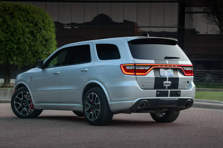 Mẫu xe này còn có những trang trí nội thất độc đáo với các chi tiết trang trí bằng sợi carbon cùng ghế ngồi có thêu logo “392” cũng như các đường chỉ khâu tương phản màu vàng và bạc nhằm tăng tính thể thao cho khoang nội thất của xe.