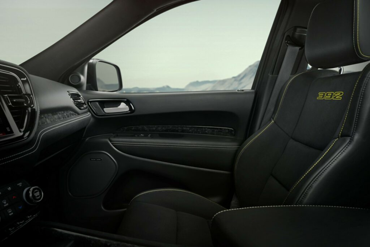 Những điểm nổi bật khác trên mẫu siêu SUV này bao gồm sọc đua, lưới tản nhiệt Midnight metallic và nổi bật hơn hết chính là bộ mâm xe thể thao có kích thước lên tới 20 inch được sơn màu đen Satin Black tương phản với hệ thống phanh Brembo thể thao cùng vói phần cùm phanh màu vàng.