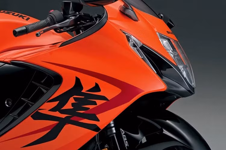 Dòng chữ Suzuki được làm nổi trên bình xăng, trong khi tấm xích truyền động có logo Hayabusa Kanji. Đáng chú ý, phiên bản này chỉ có một chỗ ngồi (solo).