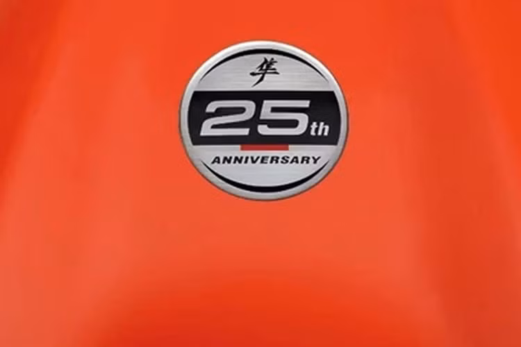 Theo đó, xe sở hữu bộ “áo” màu Glass Blaze Orange - Glass Sparkle Black tương phản với điểm nhấn đồ họa hình chữ V màu đỏ đặc biệt ở một số chi tiết và mạ vàng trên nhiều bộ phận khác nhau. Tiếp đến là logo đánh dấu đây là bản kỷ niệm 25 năm dán trên bình xăng và ống xả.