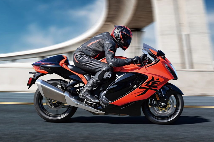 So với phiên bản tiêu chuẩn, mẫu siêu môtô Suzuki Hayabusa 2024 bản kỷ niệm này đã được tinh chỉnh một số chi tiết và điểm đặc biệt nhất phải kể đến màu sơn ngoại thất.