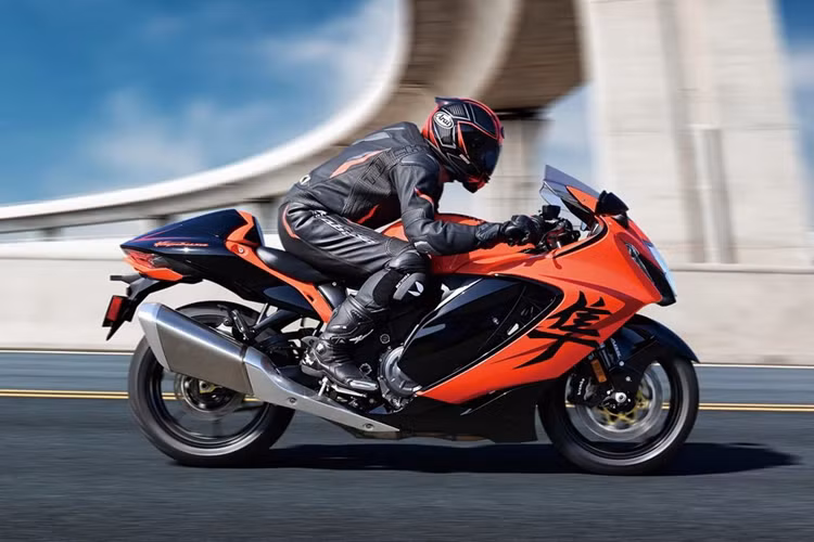 So với phiên bản tiêu chuẩn, mẫu siêu môtô Suzuki Hayabusa 2024 bản kỷ niệm này đã được tinh chỉnh một số chi tiết và điểm đặc biệt nhất phải kể đến màu sơn ngoại thất.