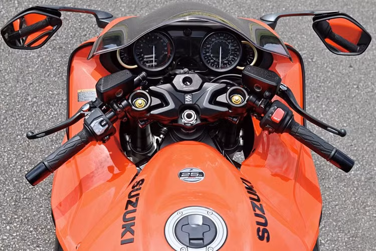 Xe được trang bị hệ thống phanh đến từ thương hiệu Brembo, với kẹp phanh Stylema đôi ở bánh trước đi cùng hệ thống treo với phuộc đảo ngược KYB ở phía trước và giảm xóc đơn bán điện tử ở phía sau, được Suzuki gọi là Suzuki Intelligence Ride Systems (SIRS).