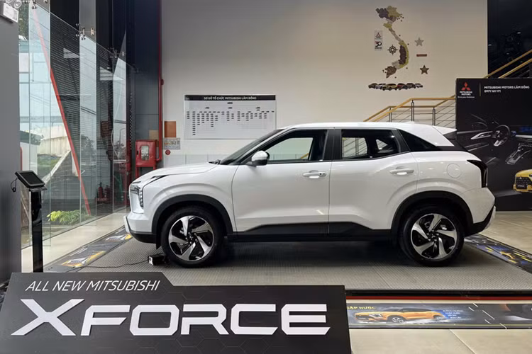 Thêm vào đó là nút bấm khởi động, ghế nỉ, tính năng làm mát nước uống. Về truyền động, Mitsubishi Xforce Ultimate vẫn dùng động cơ xăng 1.5L cho công suất 104 mã lực và mô-men xoắn 141 Nm, kết hợp với hộp số tự động CVT và hệ dẫn động cầu trước.