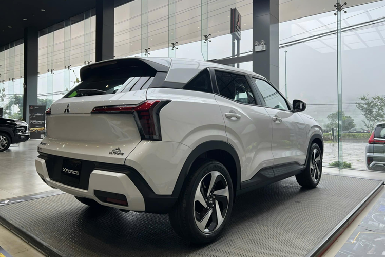 Xe có 4 chế độ lái gồm: bình thường, sỏi đá, bùn lầy và lần đầu tiên có chế độ chạy đường trơn trượt, hệ thống treo trước MacPherson. Hiện tại, Mitsubishi Xforce đang là một trong những mẫu CUV cỡ B bán chạy nhất thị trường. Cộng dồn đến tháng 10/2024, doanh số của Xforce đạt 11.444 chiếc.