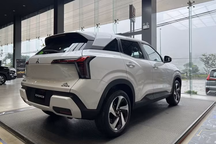 Xe có 4 chế độ lái gồm: bình thường, sỏi đá, bùn lầy và lần đầu tiên có chế độ chạy đường trơn trượt, hệ thống treo trước MacPherson. Hiện tại, Mitsubishi Xforce đang là một trong những mẫu CUV cỡ B bán chạy nhất thị trường. Cộng dồn đến tháng 10/2024, doanh số của Xforce đạt 11.444 chiếc.