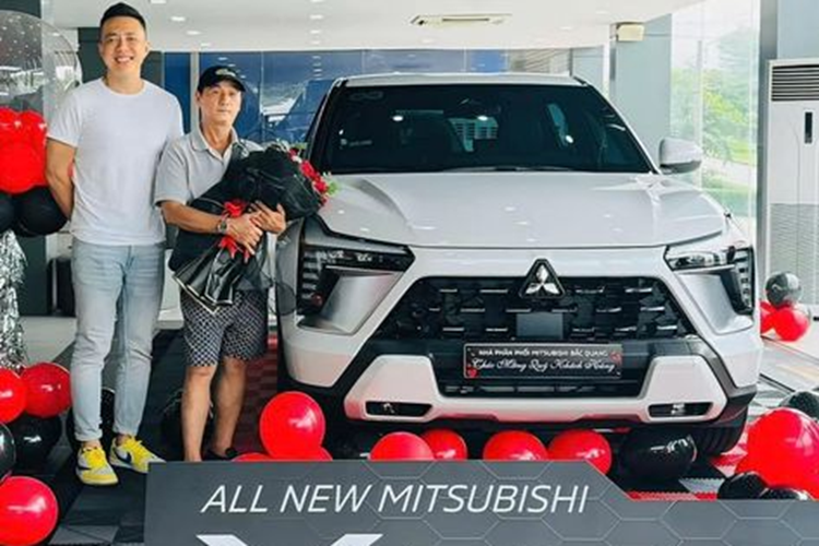 Cụ thể, Đoàn Di Băng mua xe Mitsubishi Xforce Ultimate làm quà để tặng cho bố mình nhân dịp sinh nhật. Chiếc Mitsubishi Xforce mà hotmom này vừa mua là phiên bản Ultimate, có giá niêm yết 705 triệu đồng.