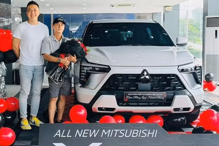 Cụ thể, Đoàn Di Băng mua xe Mitsubishi Xforce Ultimate làm quà để tặng cho bố mình nhân dịp sinh nhật. Chiếc Mitsubishi Xforce mà hotmom này vừa mua là phiên bản Ultimate, có giá niêm yết 705 triệu đồng.