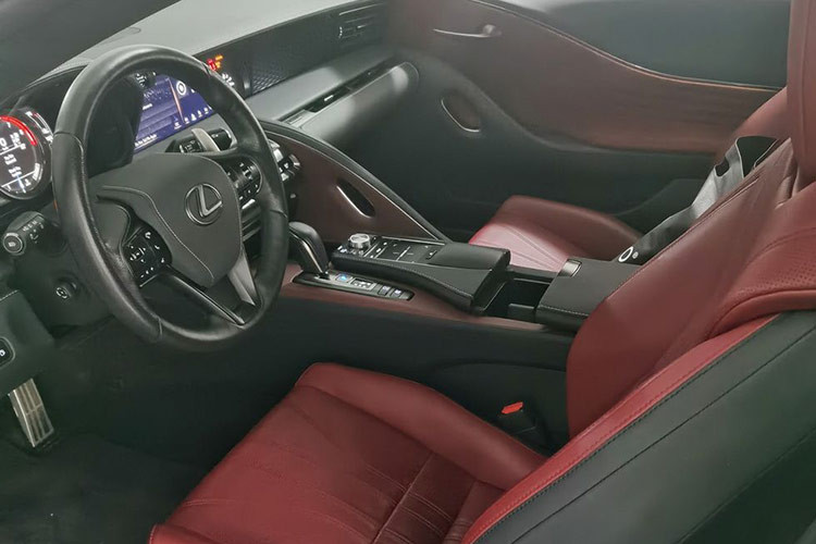 Ngôn ngữ thiết kế L-Finesse trên LC500 hướng đến những nét cắt xẻ dứt khoát ở đèn pha LED, lưới tản nhiệt hay đuôi xe. Thân xe LC500 có những đường vuốt cong khí động học phong cách speedster.