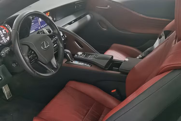 Ngôn ngữ thiết kế L-Finesse trên LC500 hướng đến những nét cắt xẻ dứt khoát ở đèn pha LED, lưới tản nhiệt hay đuôi xe. Thân xe LC500 có những đường vuốt cong khí động học phong cách speedster.