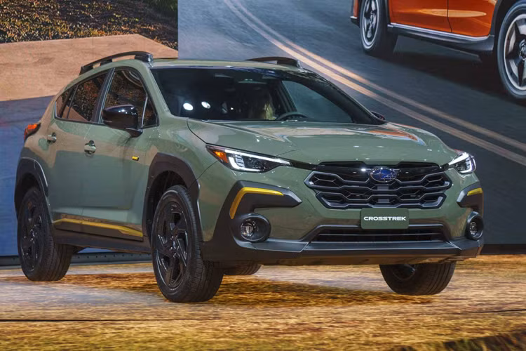 Subaru Crosstrek 2025 sở hữu kích thước dài x rộng x cao lần lượt 4.480 x 1.800 x 1.580 mm, chiều dài cơ sở 2.670 mm và khoảng sáng gầm 220 mm. Crosstrek sở hữu khối động cơ xăng 4 xi-lanh, dung tích 2.0 lít, sản sinh công suất tối đa 154 mã lực và mô-men xoắn cực đại 196 Nm.
