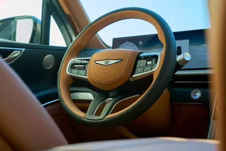 Những trang bị mới dành cho Genesis GV80 2025 bao gồm cửa cốp mở chỉnh điện rảnh tay, vành hợp kim 19 inch, ghế trước bọc da với tính năng sưởi ấm, những chi tiết ốp nội thất màu đen bóng, điều hòa tự động 2 vùng độc lập, vô lăng chỉnh điện và hệ thống âm thanh 12 loa.