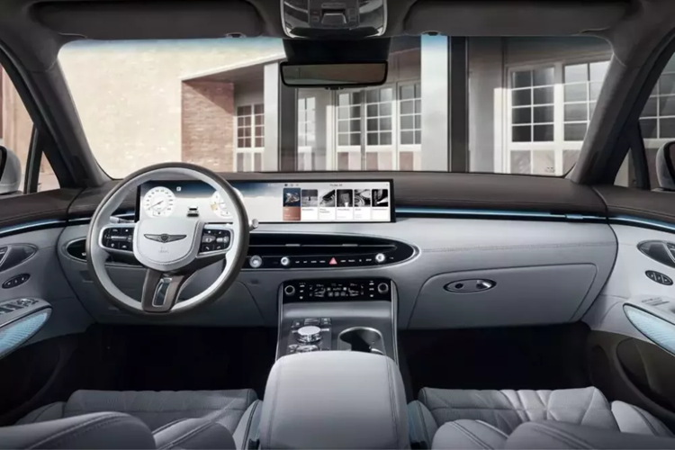 Đây là sự kết hợp giữa bảng đồng hồ kỹ thuật số và màn hình cảm ứng trung tâm, tương tự các mẫu xe đời mới khác mang thương hiệu Hyundai và Kia. Điểm chung tiếp theo giữa 2 mẫu xe này là vô lăng mới. Ngoài ra, Genesis GV70 2025 còn được trang bị màn hình chỉnh điều hòa hình chữ nhật đơn giản hơn trước trong khi cửa gió điều hòa được thiết kế hình elip.