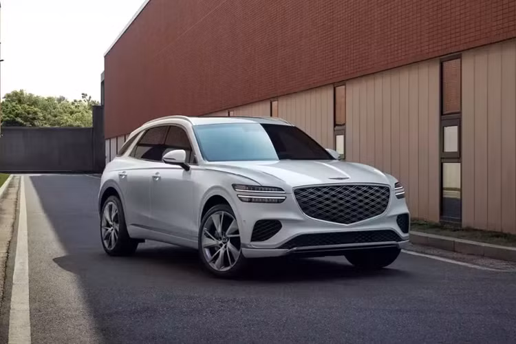 Vành la-zăng và khu vực phía sau của mẫu xe này cũng được làm mới với ống xả giấu kín. Bên cạnh đó là 2 màu sơn mới, bao gồm xanh lục Storr Green và xanh nhám Storr Green Matte. Bước vào bên trong 2 mẫu SUV hạng sang của Genesis, người lái sẽ bắt gặp thay đổi đáng chú ý nhất là màn hình OLED 27 inch mới trên mặt táp-lô.