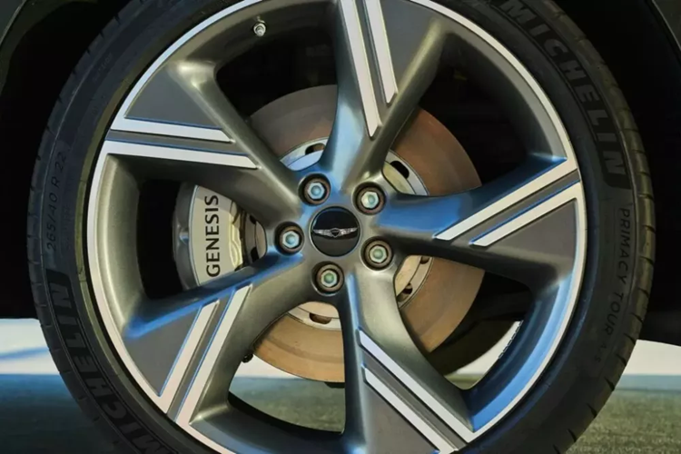 Nằm bên dưới nắp ca-pô của Genesis GV70 2025 tại thị trường Hàn Quốc là những tùy chọn động cơ như cũ, bao gồm máy dầu 4 xi-lanh, tăng áp, dung tích 2.5L; máy xăng 4 xi-lanh, tăng áp, dung tích 2.5L; và máy xăng V6, tăng áp kép, dung tích 3.5L.