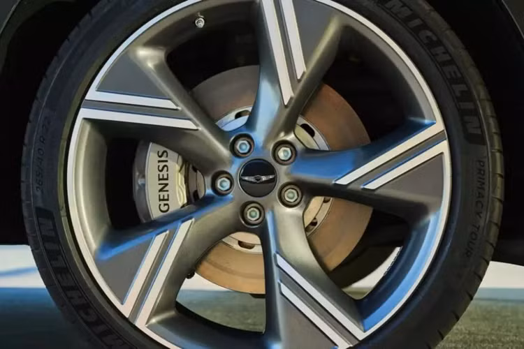 Nằm bên dưới nắp ca-pô của Genesis GV70 2025 tại thị trường Hàn Quốc là những tùy chọn động cơ như cũ, bao gồm máy dầu 4 xi-lanh, tăng áp, dung tích 2.5L; máy xăng 4 xi-lanh, tăng áp, dung tích 2.5L; và máy xăng V6, tăng áp kép, dung tích 3.5L.