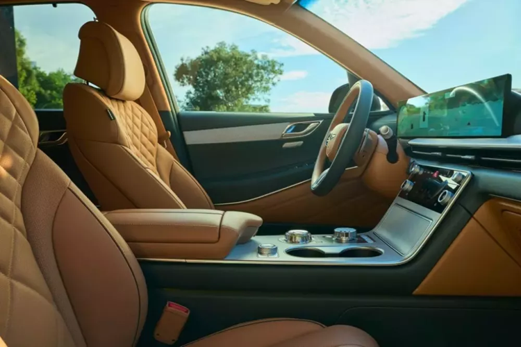 Bản Sport sẽ dùng vô lăng riêng và có thêm đường chỉ màu cam tương phản. Trong khi đó, Genesis GV80 2025 được bổ sung cụm điều khiển trung tâm mới với giá để ly cỡ lớn hơn và cần số nạm pha lê sang trọng. Các nút điều khiển cải tiến, sạc điện thoại không dây nâng cấp và màu nội thất mới cũng được áp dụng cho Genesis GV80 2025.