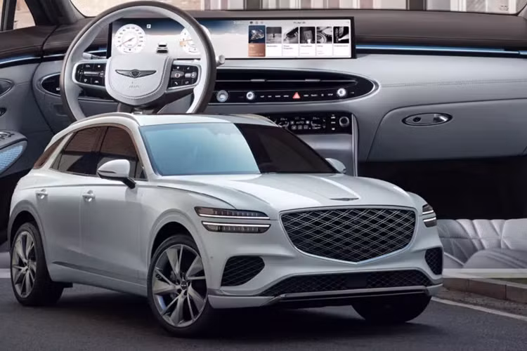 Ở bản Sport, xe sẽ sở hữu lưới tản nhiệt G-Matrix Crest riêng, khe gió cỡ lớn hơn cùng nhiều chi tiết màu tối như vành hợp kim 21 inch, bộ khuếch tán gió sau và đầu ống xả. Trong khi đó, Genesis GV80 2025 được trang bị cản trước mới với hốc gió trung tâm rộng hơn.