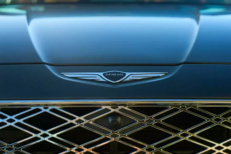 Với Genesis GV70 2025, đèn pha LED của xe đã được bổ sung công nghệ dãy vi thấu kính MLA trong khi cản trước có thêm tấm ốp gầm mới. Thay đổi tiếp theo của GV70 là bộ vành hợp kim 19 inch màu bạc tối, đèn báo rẽ sau được tích hợp vào đèn hậu thay vì nằm trên cản sau, cánh gió đuôi cải tiến và đầu ống xả mới.