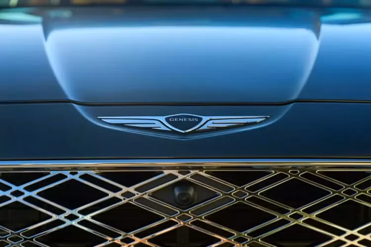 Với Genesis GV70 2025, đèn pha LED của xe đã được bổ sung công nghệ dãy vi thấu kính MLA trong khi cản trước có thêm tấm ốp gầm mới. Thay đổi tiếp theo của GV70 là bộ vành hợp kim 19 inch màu bạc tối, đèn báo rẽ sau được tích hợp vào đèn hậu thay vì nằm trên cản sau, cánh gió đuôi cải tiến và đầu ống xả mới.