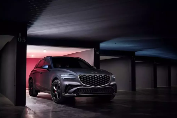 Trong khi đó, Genesis GV80 2025 tại Mỹ có 2 tùy chọn động cơ. Đầu tiên là động cơ xăng 4 xi-lanh, tăng áp, dung tích 2.5L với công suất tối đa 300 mã lực và mô-men xoắn cực đại 421 Nm. Thứ hai là động cơ xăng V6, tăng áp kép, dung tích 3.5L, tạo ra công suất tối đa 375 mã lực và mô-men xoắn cực đại 530 Nm.