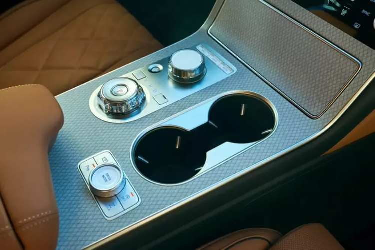 Hỗ trợ tránh va chạm với phương tiện cắt ngang khi lùi, hỗ trợ mở cửa an toàn, hỗ trợ đèn pha và hỗ trợ giới hạn tốc độ thông minh cũng được trang bị cho Genesis GV80 2025 tại thị trường Mỹ.