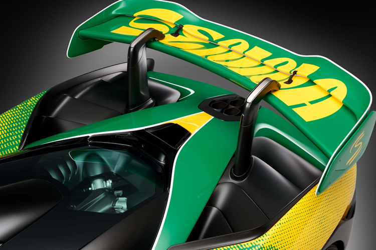 Chiếc xe cũng được trang trí từ trong ra ngoài với tất cả các số xe đua mà Senna đã sử dụng trong 5 chiến thắng tại Monaco với McLaren, đạt được liên tiếp từ năm 1989 đến năm 1993.