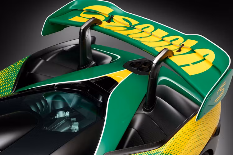 Chiếc xe cũng được trang trí từ trong ra ngoài với tất cả các số xe đua mà Senna đã sử dụng trong 5 chiến thắng tại Monaco với McLaren, đạt được liên tiếp từ năm 1989 đến năm 1993.