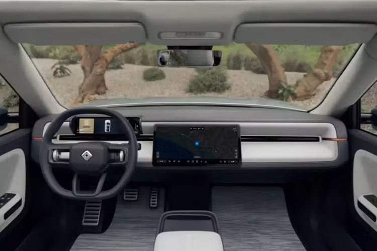 Hãng Rivian hiện chưa công bố kích thước của 2 màn hình này. Ngoài ra, xe còn có cửa sổ trời toàn cảnh Panorama, 2 hộc đựng găng rộng tích hợp vào mặt táp-lô và 2 hàng ghế có thể gập phẳng xuống, tương tự Rivian R2.