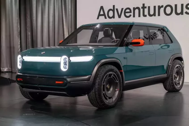 Trong sự kiện ra mắt mẫu xe điện R2 mới, thương hiệu Rivian đã gây bất ngờ khi vén màn cả cặp đôi Rivian R3 và R3X. Trong đó, Rivian R3X vốn là phiên bản thể thao hơn của R3. Rivian R3 sở hữu thiết kế khá lạ mắt, giống như sự kết hợp giữa xe hatchback và SUV.