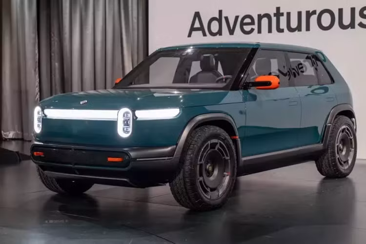 Trong sự kiện ra mắt mẫu xe điện R2 mới, thương hiệu Rivian đã gây bất ngờ khi vén màn cả cặp đôi Rivian R3 và R3X. Trong đó, Rivian R3X vốn là phiên bản thể thao hơn của R3. Rivian R3 sở hữu thiết kế khá lạ mắt, giống như sự kết hợp giữa xe hatchback và SUV.