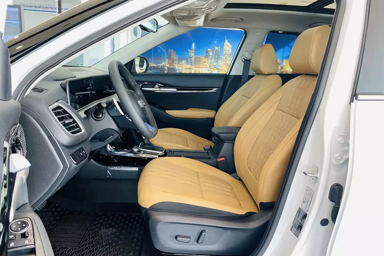 Bỏ ra số tiền này, khách hàng sẽ nhận về thêm những trang bị bổ sung, bao gồm vành la-zăng 18 inch, ghế bọc da màu nâu, bảng đồng hồ kỹ thuật số 10,25 inch, cửa sổ trời toàn cảnh Panorama, đèn viền trang trí nội thất, rèm che nắng phía sau và điều hòa tự động 2 vùng đi kèm hệ thống lọc không khí.