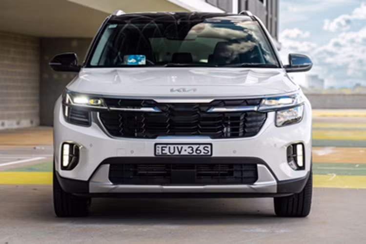 Đây là động cơ được dùng cho cả phiên bản 1.5 Turbo Luxury và 1.5 Turbo GT-Line. Trong khi đó, các phiên bản còn lại của dòng Kia Seltos 2024 dùng động cơ xăng 4 xi-lanh, hút khí tự nhiên, dung tích 1.5L, sản sinh công suất tối đa 113 mã lực tại tua máy 6.300 vòng/phút và mô-men xoắn cực đại 144 Nm tại tua máy 4.500 vòng/phút.