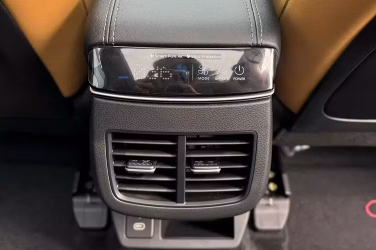 Bên trong xe xuất hiện những trang bị tiện nghi như vô lăng tích hợp lẫy chuyển số, ghế lái chỉnh điện 8 hướng, ghế trước làm mát, màn hình cảm ứng trung tâm 10,25 inch, hỗ trợ kết nối Apple Carplay/Android Auto không dây, hệ thống âm thanh 6 loa, màn hình hiển thị thông tin kính lái HUD, sạc điện thoại không dây, gương chiếu hậu chống chói,...