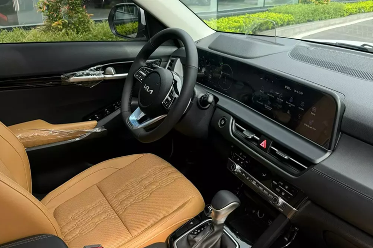 Các tính năng an toàn chủ động ADAS đương nhiên cũng được trang bị cho bản cao cấp nhất của dòng SUV cỡ B này. Theo đó, xe sở hữu hệ thống kiểm soát hành trình thích ứng, cảnh báo/hỗ trợ giữ làn đường, cảnh báo/hỗ trợ theo làn đường, cảnh báo/hỗ trợ tránh va chạm phía trước, cảnh báo nguy hiểm khi mở cửa xe và cảnh báo người lái mất tập trung.