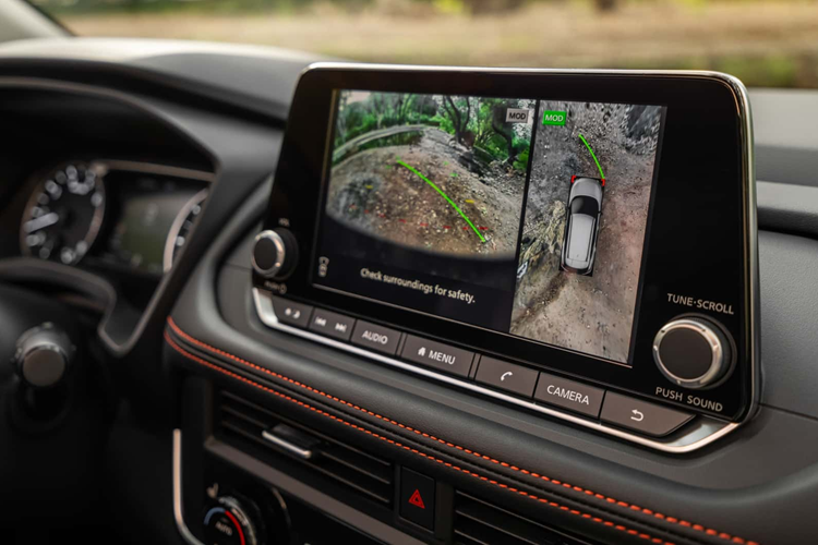 Nissan Rogue 2025 bản Rock Creek sở hữu nội thất với ghế bọc giả da chống thấm nước và nhiều điểm nhấn màu đỏ Lava Red cùng với màu đen piano cho viền bảng điều khiển. Ghế trước có sưởi là tiêu chuẩn và ổ cắm điện 12 volt ở khoang hành lý sau.