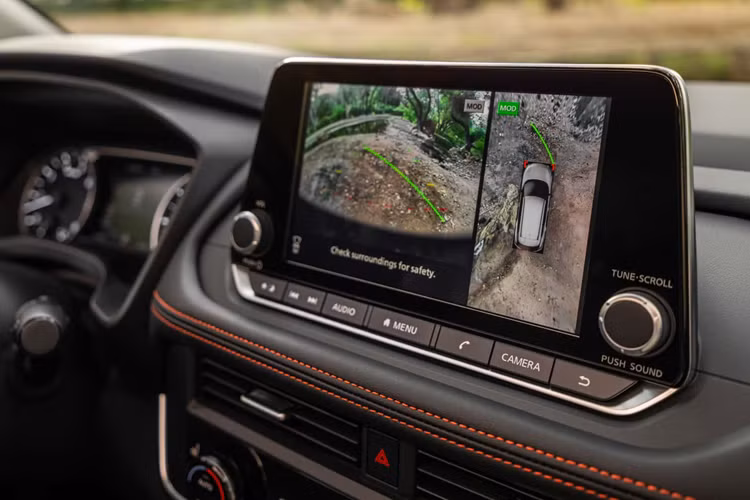 Nissan Rogue 2025 bản Rock Creek sở hữu nội thất với ghế bọc giả da chống thấm nước và nhiều điểm nhấn màu đỏ Lava Red cùng với màu đen piano cho viền bảng điều khiển. Ghế trước có sưởi là tiêu chuẩn và ổ cắm điện 12 volt ở khoang hành lý sau.