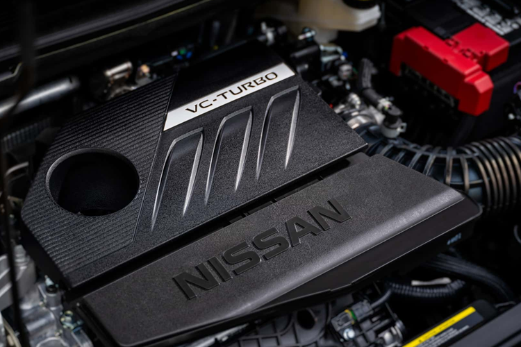 Xe còn được trang bị gói Premium trị giá 800 Đô bổ sung thêm tất cả các loại tiện ích như vô lăng có sưởi, miếng sạc không dây và ghế hành khách có thể điều chỉnh bốn hướng. Xe cũng sở hữu cửa nâng chỉnh điện, hệ thống chiếu sáng tạo điểm nhấn nội thất bằng đèn LED và chức năng ghi nhớ gương và ghế lái.