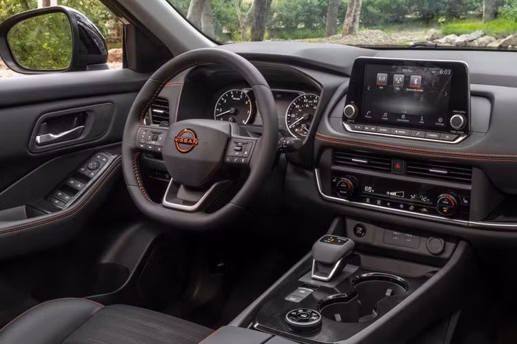 Nissan trang bị cho xe chế độ Off-Road View, từ đây giúp người dùng tránh những chướng ngại vật khó phát hiện hơn khi vượt qua những địa hình khó khăn. Trang bị này là tiêu chuẩn và dành riêng cho Rock Creek, cũng có các chỉnh sửa bổ sung.