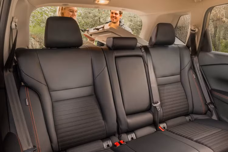 Những thay đổi này bao gồm từ lưới tản nhiệt màu đen bóng và ốp gương chiếu hậu hai bên cho đến các điểm nhấn màu đỏ Lava Red và giá nóc hình ống. Màu sắc thân xe được bán ra với những tùy chọn bao gồm Everest White, Super Black, Boulder Grey và Baja Storm.