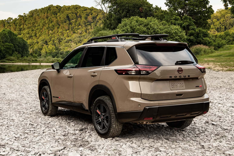 Bất kể phiên bản nào, tất cả các mẫu xe của Rouge đều dựa trên động cơ xăng tăng áp 1,5 lít công suất 201 mã lực và mô-men xoắn 305 Nm. Khối động cơ ba xi-lanh sử dụng công nghệ tỷ số nén thay đổi và truyền lực tới bánh trước hoặc cả hai trục thông qua hộp số CVT. Tại thị trường Mỹ, giá xe Nissan Rogue 2025 bản S FWD khởi điểm 29.230 USD (tương đương 678,72 triệu đồng), tăng 910 USD (21,13 triệu đồng).