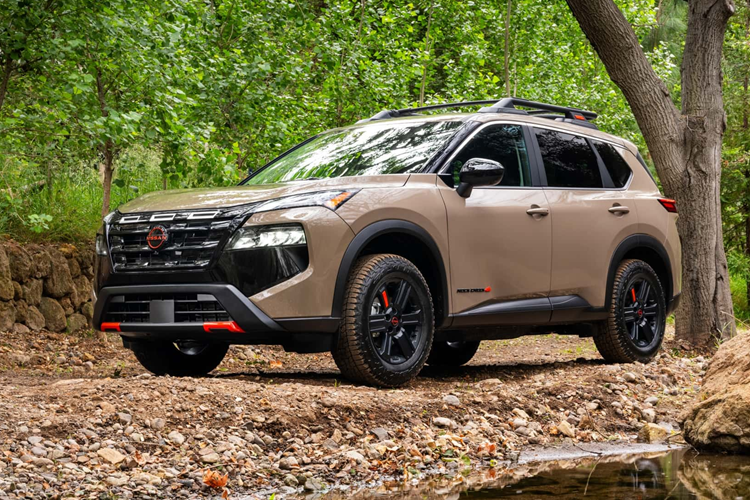Với 141.160 chiếc được giao trong nửa đầu năm 2024, Rogue là chiếc Nissan bán chạy nhất tại thị trường Mỹ đem lại lợi nhuận đáng kể. Chiếc Crossover này sẽ có thêm một phiên bản mở rộng bao gồm Nissan Rogue 2025 mới phiên bản Rock Creek.