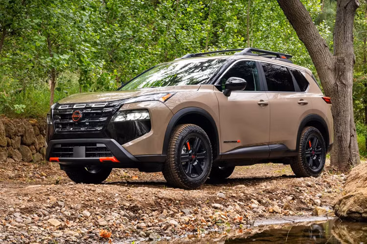 Với 141.160 chiếc được giao trong nửa đầu năm 2024, Rogue là chiếc Nissan bán chạy nhất tại thị trường Mỹ đem lại lợi nhuận đáng kể. Chiếc Crossover này sẽ có thêm một phiên bản mở rộng bao gồm Nissan Rogue 2025 mới phiên bản Rock Creek.