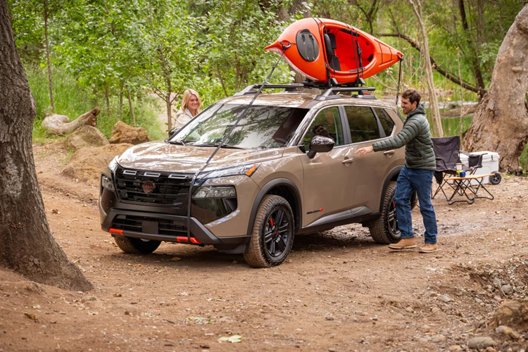 Xe được trang bị hệ thống dẫn động bốn bánh tiêu chuẩn được trang bị cho phiên bản Rogue mới này đi kèm với Hệ thống kiểm soát đổ đèo để mang lại cảm giác lái êm ái khi người lái xuống dốc bằng cách duy trì tốc độ ổn định.