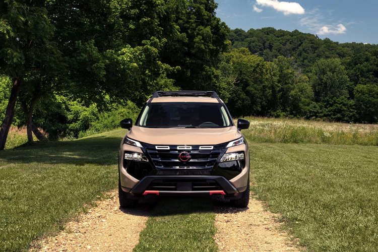 Nissan Rogue 2025 bản Rock Creek có những cải tiến ấn tượng với bộ mâm xe 17 inch màu đen satin được trang bị bộ lốp địa hình 235/65 R17 Falken Wild Peak.