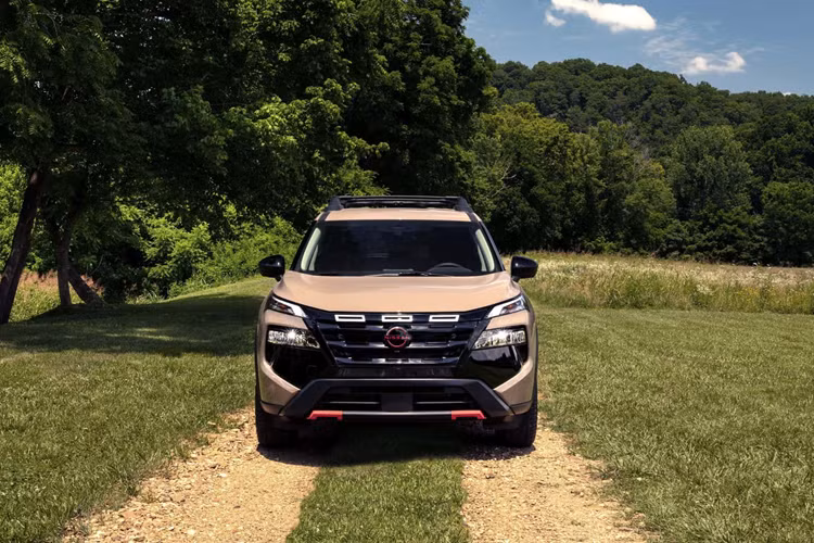 Nissan Rogue 2025 bản Rock Creek có những cải tiến ấn tượng với bộ mâm xe 17 inch màu đen satin được trang bị bộ lốp địa hình 235/65 R17 Falken Wild Peak.