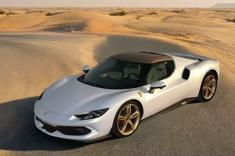 Một số chi tiết tùy chỉnh đã được thực hiện cho nội thất của xe. Tất cả đều có cabin được bọc da Beige Honolulu với điểm nhấn bằng da Gold Metallic, ghế khâu kim cương và logo Prancing Horse bằng chỉ vàng trên tựa đầu. Thêm vào cảm giác sang trọng của xe là khoang hành lý phía trước bọc da.