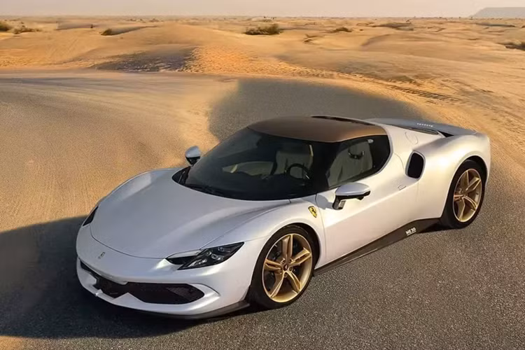 Một số chi tiết tùy chỉnh đã được thực hiện cho nội thất của xe. Tất cả đều có cabin được bọc da Beige Honolulu với điểm nhấn bằng da Gold Metallic, ghế khâu kim cương và logo Prancing Horse bằng chỉ vàng trên tựa đầu. Thêm vào cảm giác sang trọng của xe là khoang hành lý phía trước bọc da.