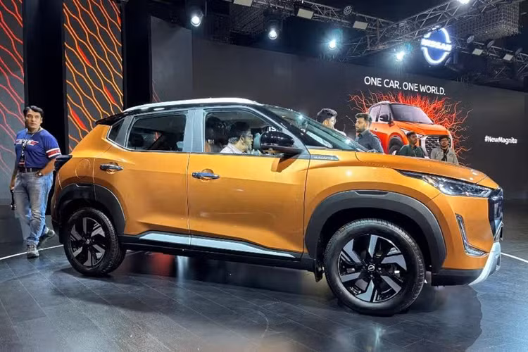 Theo đó, Nissan Magnite 2024 mới có lưới tản nhiệt rộng và lớn hơn với nhiều chi tiết mạ crôm và đen bóng hơn so với phiên bản cũ. Cụm đèn pha LED nay đã có dải LED ban ngày kiểu gươm ánh sáng. Phía trước giờ đây có thêm tấm ốp gầm màu bạc nổi bật hơn với đèn sương mù tích hợp.